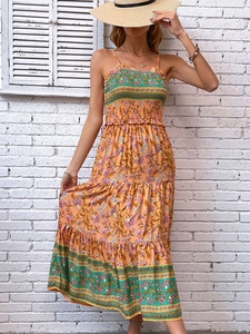 Robe longue bohème à fleurs avec buste froncé et jupon à volants pour l'été