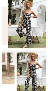 Détail d'une combinaison à fleurs avec ceinture haute et coupe large dans un jardin