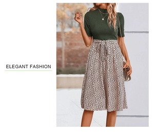 Détail d'une robe élégante avec haut en maille vert foncé et jupe imprimé léopard