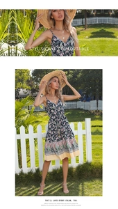 Détail de robe d'été à imprimé cachemire avec col en V et taille coulissée au jardin