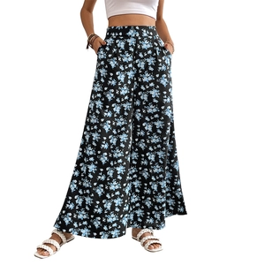 High-waisted floral wide-leg trousers with blue print, flowy fit and side pockets