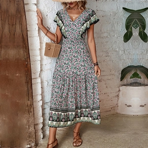 Robe longue bohème à fleurs avec col en V et manches volantées pour l'été