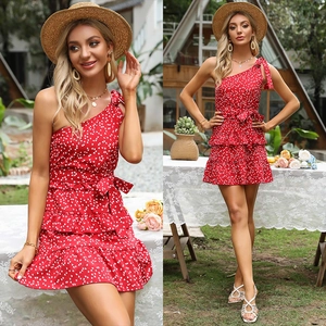 Abito corto rosso monospalla a fiori con volant a balze e cintura per look estivo