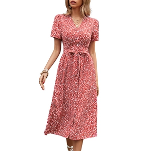 Robe midi d'été pour femme avec col en V, motif floral rouge et boutons sur le devant