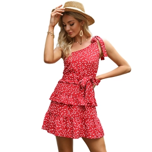 Abito estivo rosso monospalla con stampa a cuori bianchi e orlo a balze balze