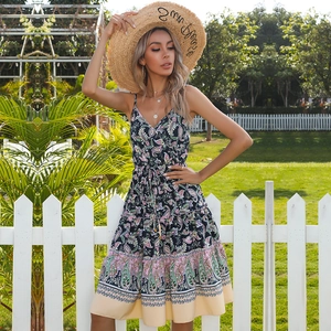 Robe d'été bohème à fleurs avec col en V et motif paisley sur un fond de pelouse verte