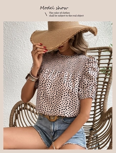 Détail du haut d'été avec imprimé léopard, manches bouffantes et texture froncée chic