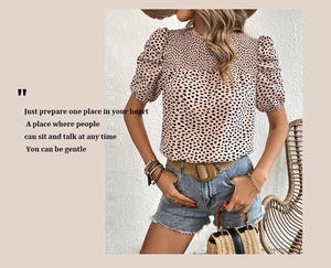 Détail de la blouse léopard rose avec col plissé et manches bouffantes courtes