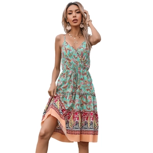 Robe d'été bohème à fleurs avec col en V et motif paisley pour les vacances