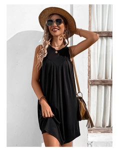Vue détaillée de la robe d'été noire sans manches avec taille plissée et coupe trapèze