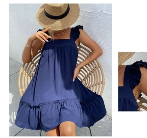 Detail der gerafften Schultergurte an einem dunkelblauen ärmellosen Sommerkleid