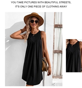 Détail d'une robe noire sans manches avec un col en patchwork en V très élégant