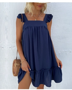 Nahaufnahme des marineblauen Sommerkleids mit Faltenrüschen und strukturiertem Stoff