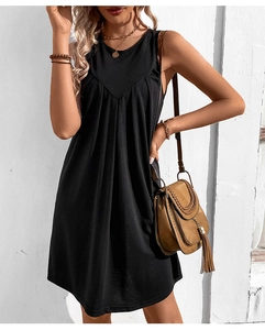 Détail de la robe noire sans manches avec taille froncée et texture en maille douce