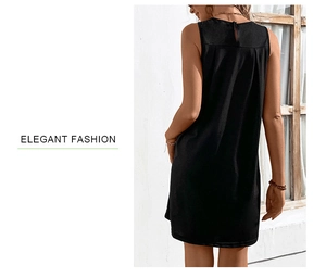 Détail du design plissé au dos d'une robe courte noire sans manches décontractée