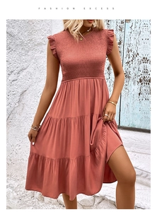 Détail du bustier froncé et des épaules volantées sur une robe midi d'été à volants