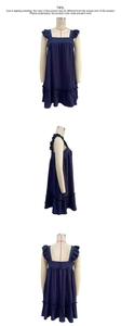 Drei Ansichten eines marineblauen Babydoll-Kleides mit Rüschenträgern und Rückknopf