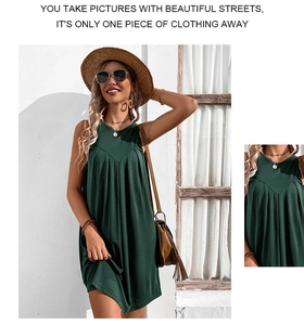 Détail d'une robe d'été sans manches vert foncé avec tissu plissé et col en V