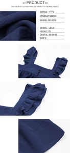 Detailansicht eines dunkelblauen Strandkleids mit Knöpfen und Rüschenträgern am Ausschnitt