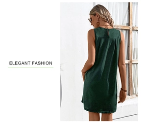 Détail du pli élégant au dos d'une robe courte sans manches vert foncé pour femmes