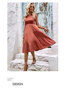 Détails d'une robe midi rouge terre cuite avec buste froncé et jupe à volants étagés