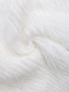 Dettaglio del tessuto a maglia felpato bianco con morbida trama mohair e fibre soffici