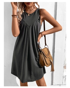 Détail de la couture plissée en V sur une robe d'été trapèze sans manches gris foncé