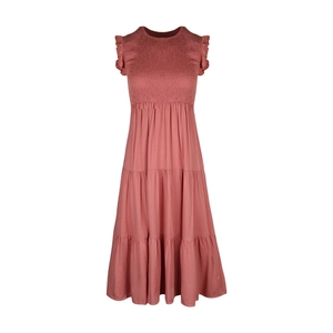 Détail du buste smocké et de la robe midi rose poudré à volants et étages