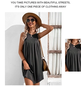 Détail d'une robe noire sans manches trapèze avec une couture en V unique sur le devant
