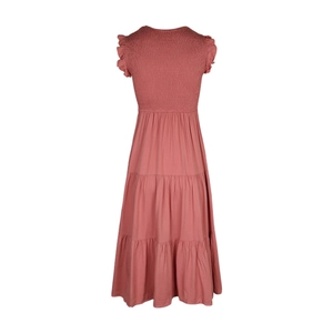 Vue détaillée d'une robe midi rose avec buste froncé et jupe à plusieurs niveaux