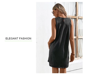 Détail de la robe sans manches gris foncé avec design plissé au dos et bouton de col