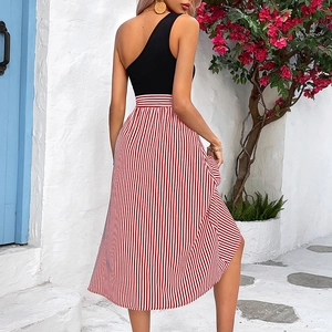 Modisches schulterfreies schwarzes Top mit rot gestreiftem High-Waist-Midirock