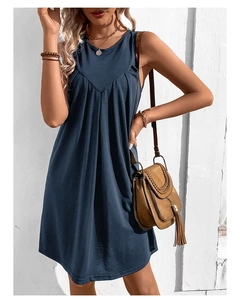 Détail d'une robe sans manches bleu marine avec coutures en V et plis sur la poitrine
