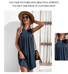 Détail de robe sans manches bleu marine avec couture plissée en V et col rond élégant