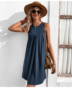 Détail d'une robe trapèze sans manches bleu marine avec encolure en V plissée pour l'été