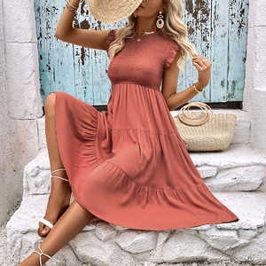 Robe longue rouge brique à smocks et volants, style bohème chic pour les vacances d'été