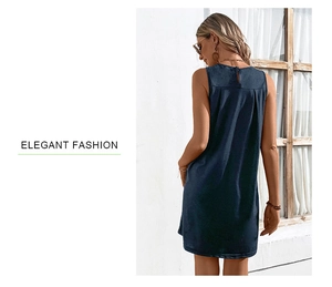 Détails du dos d'une robe sans manches bleu marine avec plis et fermeture boutonnée