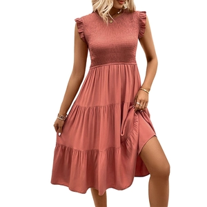 Robe midi rose sans manches à volants avec buste smocké et détails d'épaules froufrous