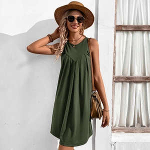 Détail de la robe d'été sans manches vert foncé avec col en V et plis élégants