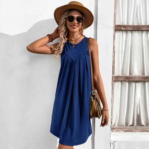 Détail de la robe d'été bleu marine sans manches avec col en V et plis verticaux