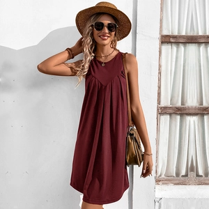 Vue détaillée d'une robe courte sans manches bordeaux avec décolleté en V plissé d'été