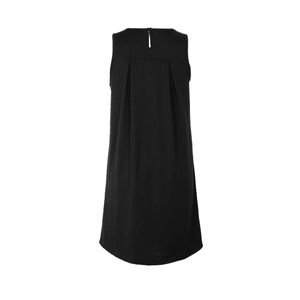 Détail d'une robe trapèze noire sans manches avec plis creux au dos et fermeture boutonnée