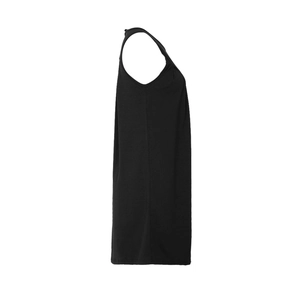Vue latérale de la robe courte sans manches noire avec larges bretelles et col rond