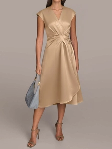 Détail d'une robe élégante en satin champagne avec col en V et ceinture nouée