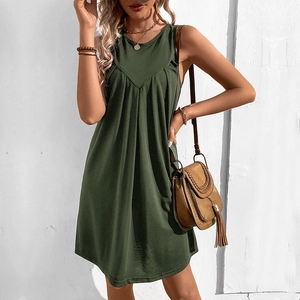 Robe d'été sans manches vert foncé avec plis en V et coupe décontractée en A