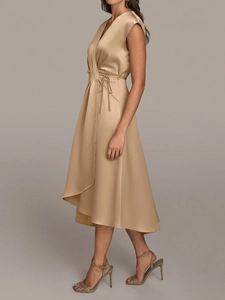 Détail de la robe portefeuille en satin champagne avec col en V et taille nouée
