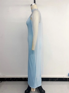 Détail d'une robe en maille côtelée bleu clair avec haut à capuche en tulle