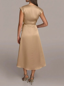 Détail de la robe midi en satin champagne avec ceinture et texture soyeuse brillante