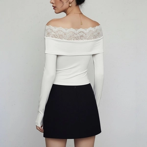 Body chic blanc à manches longues en dentelle épaules dénudées avec jupe noire taille haute