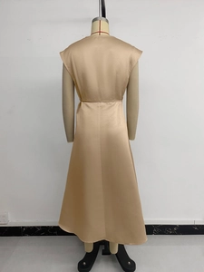 Vue arrière d'une robe en satin champagne avec taille cintrée et coupe trapèze élégante